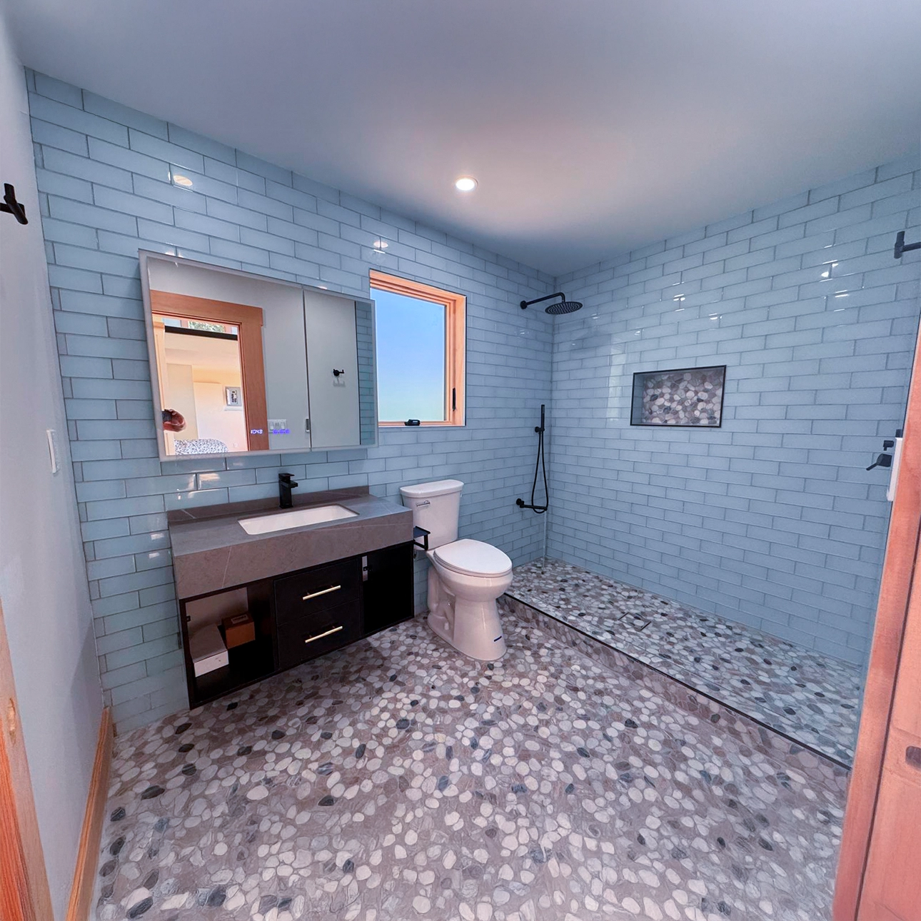 Bathroom Suite Image 3